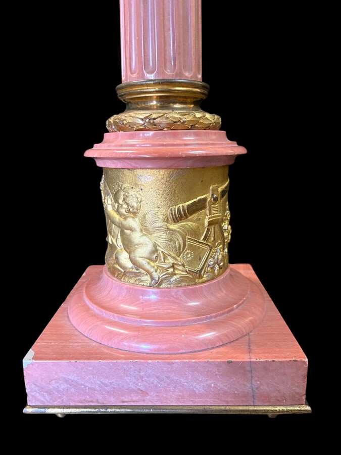 Decorative ‘column with capital’ lamp base in special pink marble with gilded bronze ornamentation Total height: 69 cm Base: 17 x 17 cm In very good condition (minimal restoration to the plinth, see photo