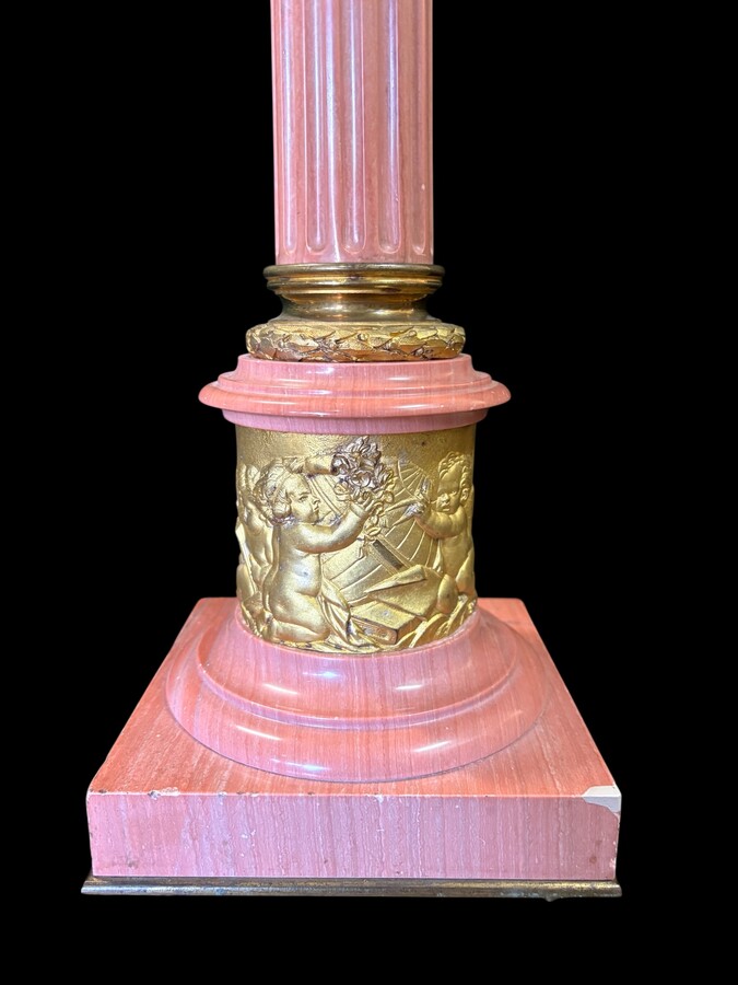 Decorative ‘column with capital’ lamp base in special pink marble with gilded bronze ornamentation Total height: 69 cm Base: 17 x 17 cm In very good condition (minimal restoration to the plinth, see photo