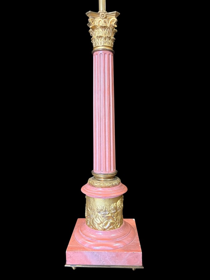 Decorative ‘column with capital’ lamp base in special pink marble with gilded bronze ornamentation Total height: 69 cm Base: 17 x 17 cm In very good condition (minimal restoration to the plinth, see photo