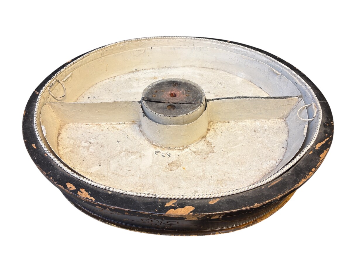 Decorative painted wooden planter, 19th-century Empire style. A lovely planter comprising three zinc trays. Dimensions: Height: 100 cm Tray diameter: 57 x 51 cm (oval) In good condition, circa 1860–1880