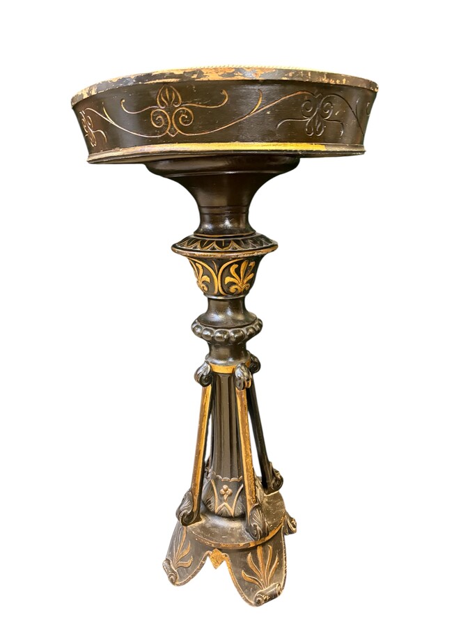 Decorative painted wooden planter, 19th-century Empire style. A lovely planter comprising three zinc trays. Dimensions: Height: 100 cm Tray diameter: 57 x 51 cm (oval) In good condition, circa 1860–1880