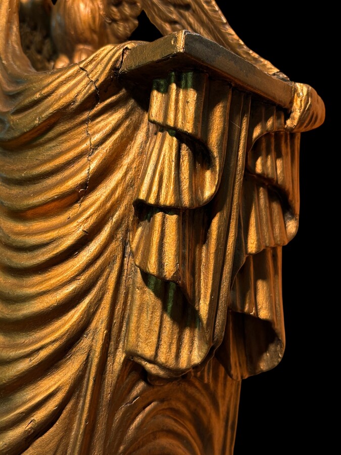 Elegant 19th-century gilt wooden eagle clock with drapery Decorative clock in gilt wood and paste depicting an eagle carrying a large drapery that falls to the left and right of the dial. In normal condition with a few small flaws on the wood.