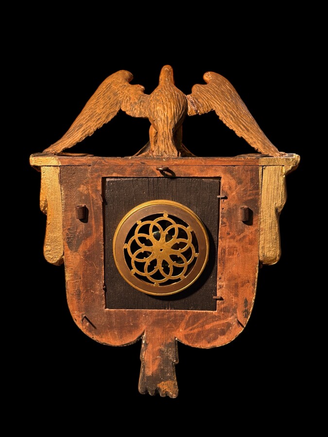 Elegant 19th-century gilt wooden eagle clock with drapery Decorative clock in gilt wood and paste depicting an eagle carrying a large drapery that falls to the left and right of the dial. In normal condition with a few small flaws on the wood.