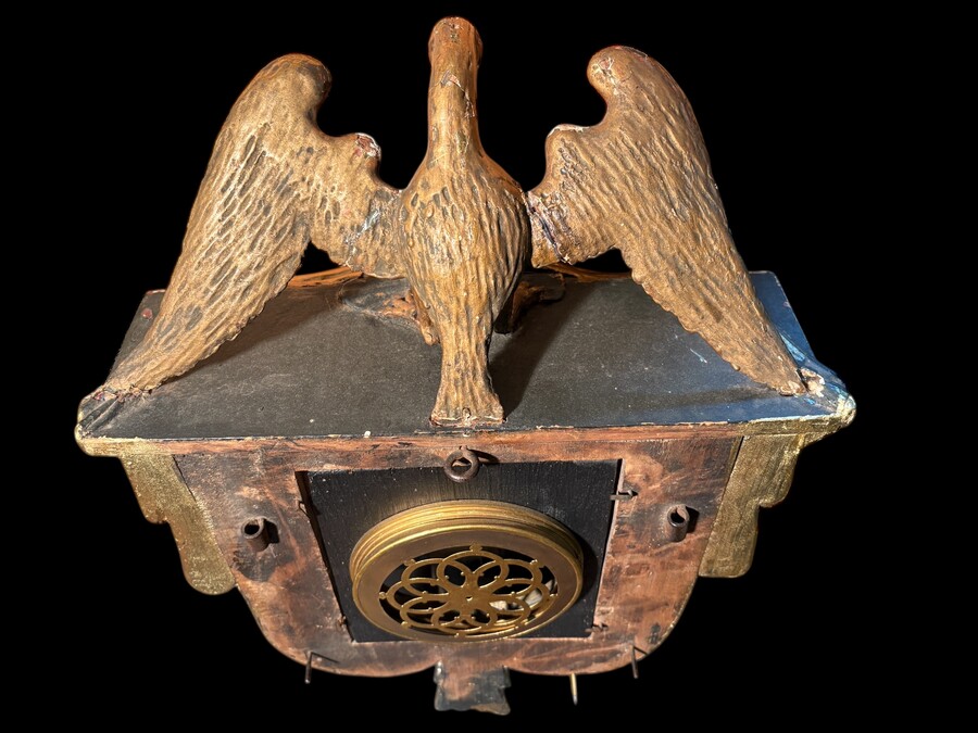 Elegant 19th-century gilt wooden eagle clock with drapery Decorative clock in gilt wood and paste depicting an eagle carrying a large drapery that falls to the left and right of the dial. In normal condition with a few small flaws on the wood.