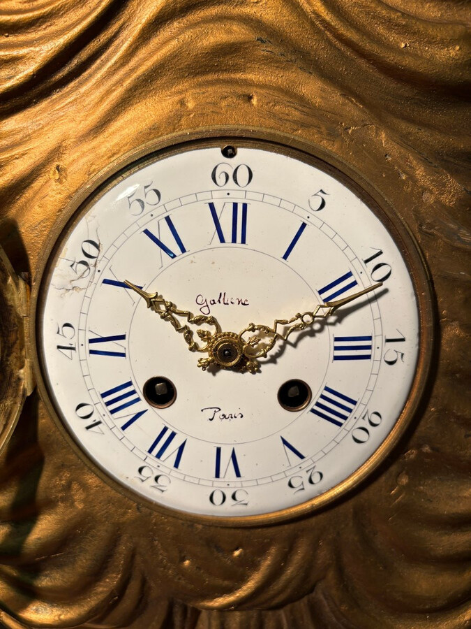 Elegant 19th-century gilt wooden eagle clock with drapery Decorative clock in gilt wood and paste depicting an eagle carrying a large drapery that falls to the left and right of the dial. In normal condition with a few small flaws on the wood.