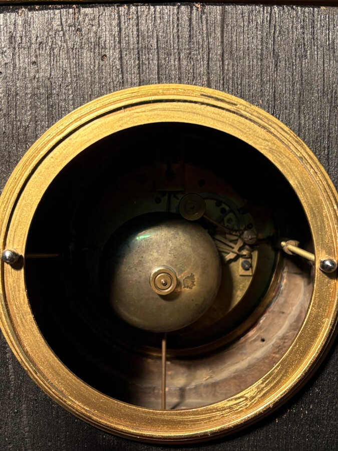 Elegant 19th-century gilt wooden eagle clock with drapery Decorative clock in gilt wood and paste depicting an eagle carrying a large drapery that falls to the left and right of the dial. In normal condition with a few small flaws on the wood.
