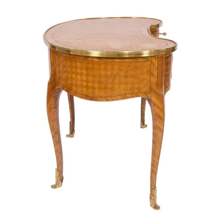 Elegant bureau French in parquetry style Louis XV Jolly desk in kidney shape , parquetry with bronze edges and legs and fitted with 5 drawers The wood needs a small refresh. Dimensions : Width : 112 cm Height : 75,5 cm Depth : 62 cm Nice desk