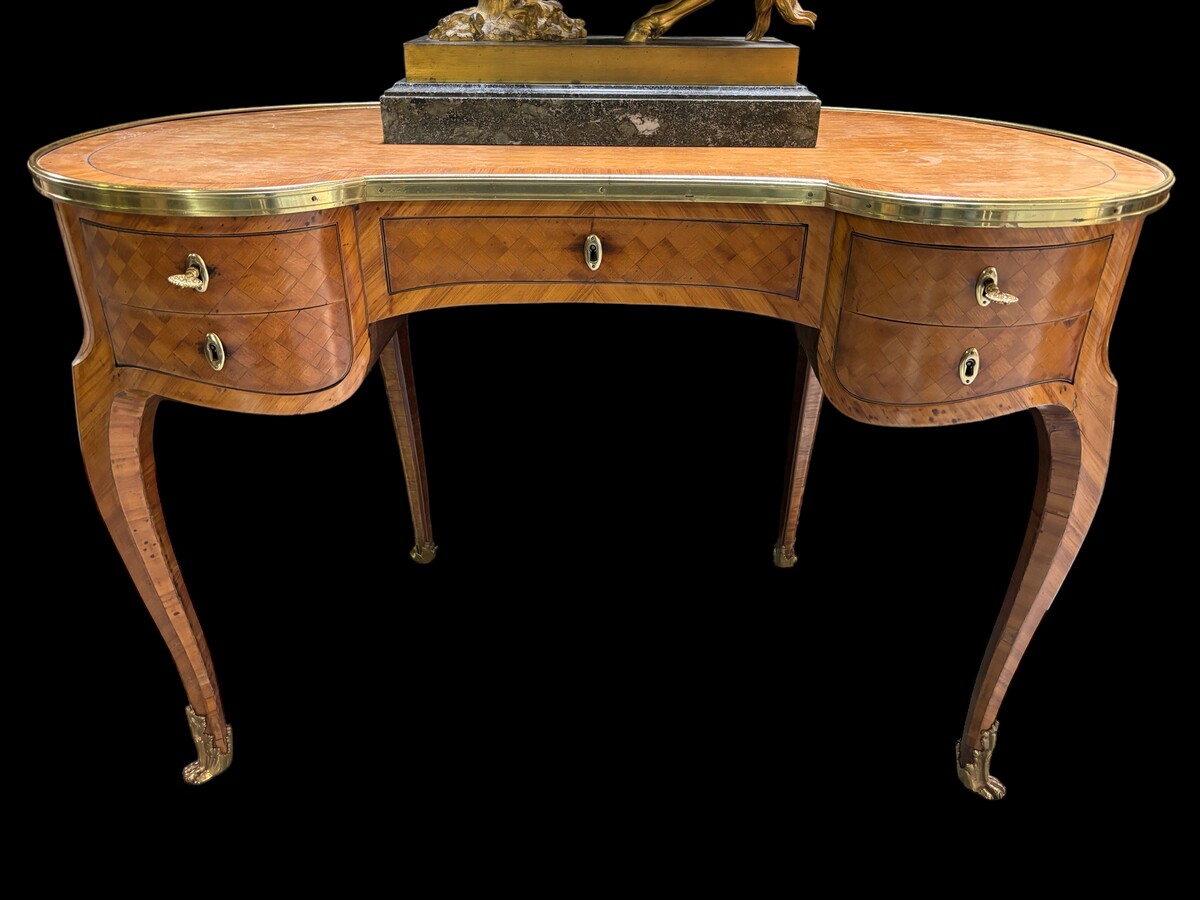 Elegant bureau French in parquetry style Louis XV Jolly desk in kidney shape , parquetry with bronze edges and legs and fitted with 5 drawers The wood needs a small refresh. Dimensions : Width : 112 cm Height : 75,5 cm Depth : 62 cm Nice desk from around 