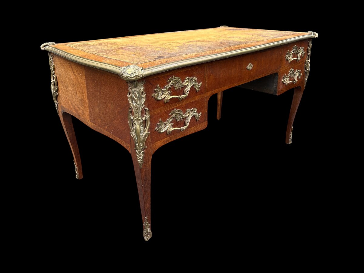 Elegant Louis XV-style veneered wooden desk, 1900 The desk features 5 drawers, bronze fittings and decorations, and a brown leather top. The desk is in good condition but requires refurbishment. Dimensions: Width: 140 cm Height: 76 cm