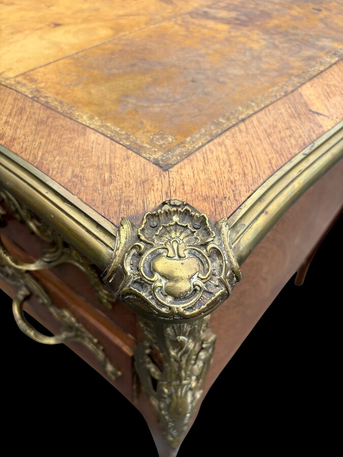 Elegant Louis XV-style veneered wooden desk, 1900 The desk features 5 drawers, bronze fittings and decorations, and a brown leather top. The desk is in good condition but requires refurbishment. Dimensions: Width: 140 cm Height: 76 cm