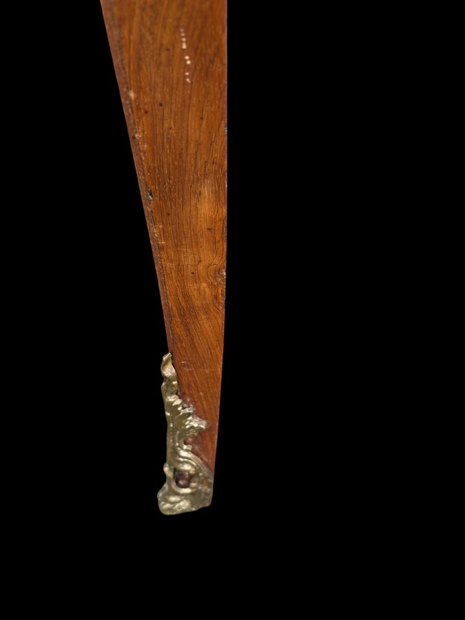 Elegant Louis XV-style veneered wooden desk, 1900 The desk features 5 drawers, bronze fittings and decorations, and a brown leather top. The desk is in good condition but requires refurbishment. Dimensions: Width: 140 cm Height: 76 cm