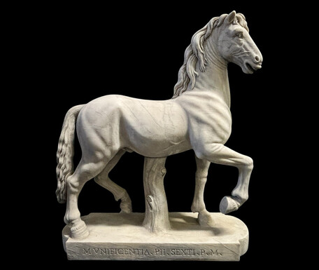 Elegant sculpture of a horse in white marble 20thC. Marble sculpture, very well detailed on the base engraved: Munificentia PII Sexti P. M. Dimensions: Width: 52 cm Height: 59 cm Depth: 14.5 cm In very good condition