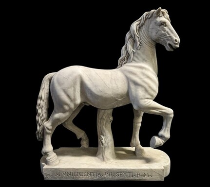 Elegant sculpture of a horse in white marble 20thC. Marble sculpture, very well detailed on the base engraved: Munificentia PII Sexti P. M. Dimensions: Width: 52 cm Height: 59 cm Depth: 14.5 cm In very good condition