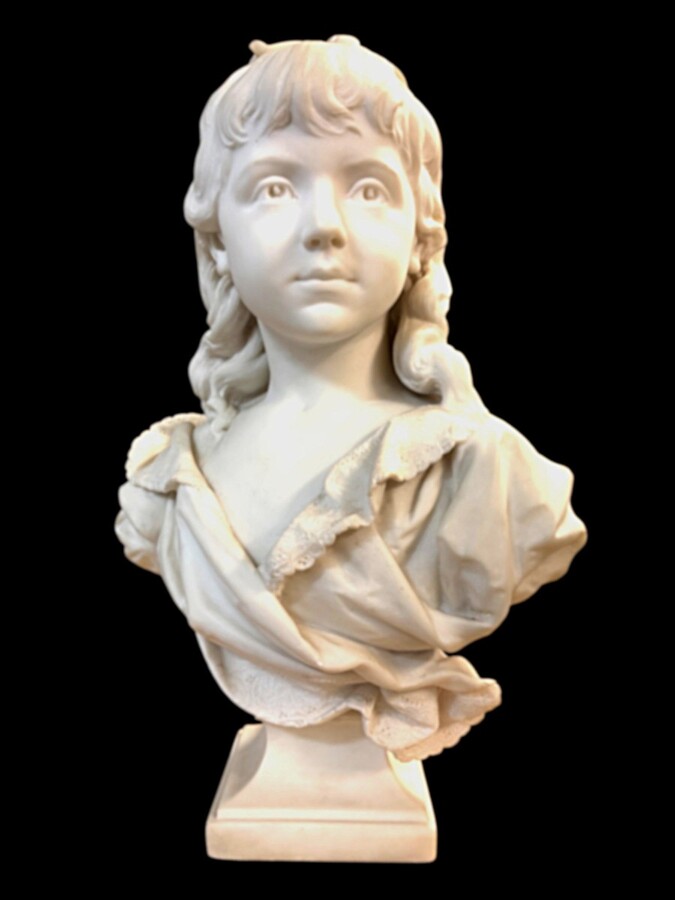 Elegant sculpture of a ‘young girl’ in Carrara marble, 19th century Beautiful, finely detailed bust in Carrara marble depicting a young girl . The sculpture is signed on the back by Jacques Boero.
