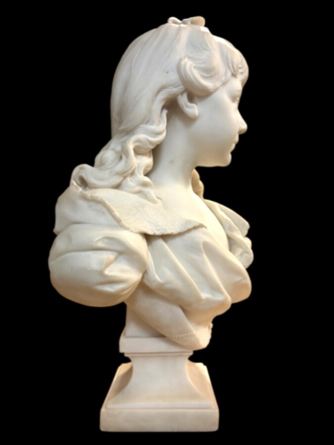 Elegant sculpture of a ‘young girl’ in Carrara marble, 19th century Beautiful, finely detailed bust in Carrara marble depicting a young girl . The sculpture is signed on the back by Jacques Boero.