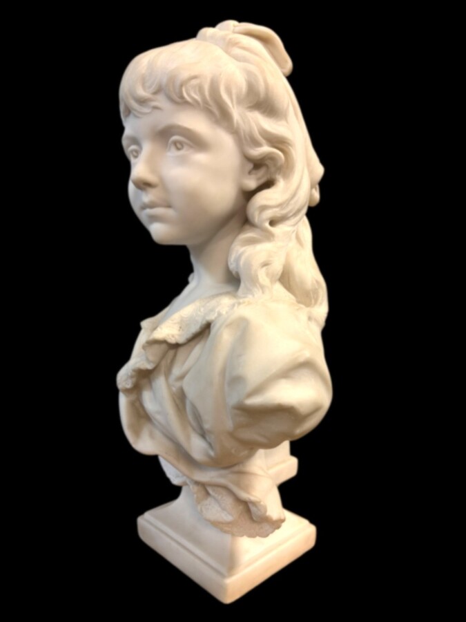 Elegant sculpture of a ‘young girl’ in Carrara marble, 19th century Beautiful, finely detailed bust in Carrara marble depicting a young girl . The sculpture is signed on the back by Jacques Boero.