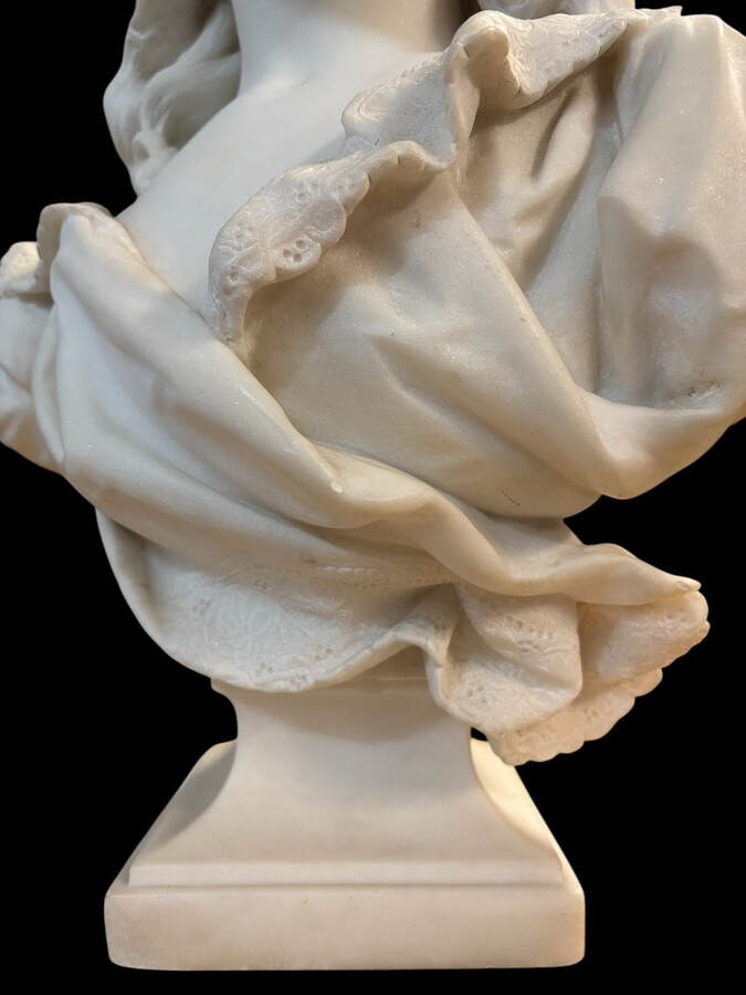 Elegant sculpture of a ‘young girl’ in Carrara marble, 19th century Beautiful, finely detailed bust in Carrara marble depicting a young girl . The sculpture is signed on the back by Jacques Boero.