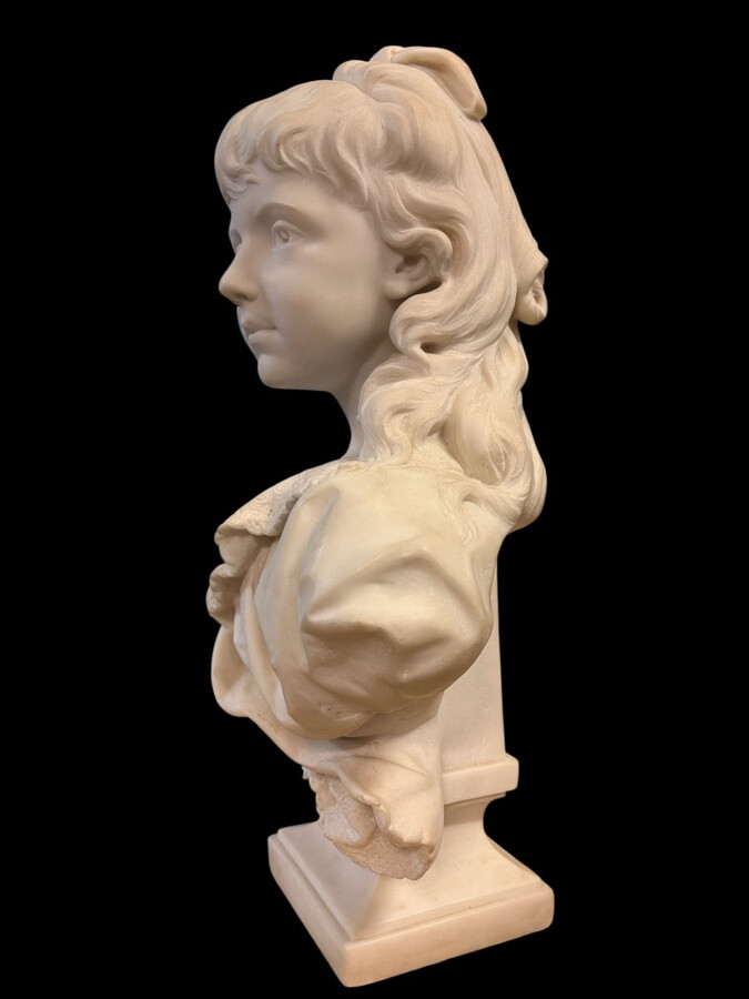 Elegant sculpture of a ‘young girl’ in Carrara marble, 19th century Beautiful, finely detailed bust in Carrara marble depicting a young girl . The sculpture is signed on the back by Jacques Boero.