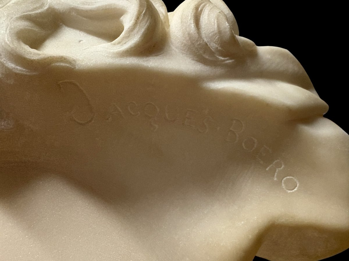 Elegant sculpture of a ‘young girl’ in Carrara marble, 19th century Beautiful, finely detailed bust in Carrara marble depicting a young girl . The sculpture is signed on the back by Jacques Boero.