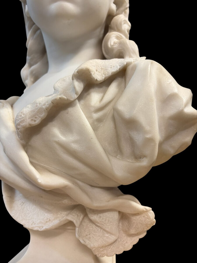 Elegant sculpture of a ‘young girl’ in Carrara marble, 19th century Beautiful, finely detailed bust in Carrara marble depicting a young girl . The sculpture is signed on the back by Jacques Boero.