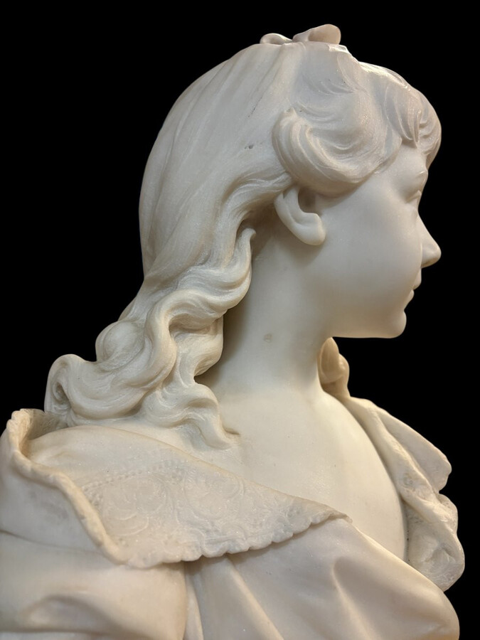 Elegant sculpture of a ‘young girl’ in Carrara marble, 19th century Beautiful, finely detailed bust in Carrara marble depicting a young girl . The sculpture is signed on the back by Jacques Boero.