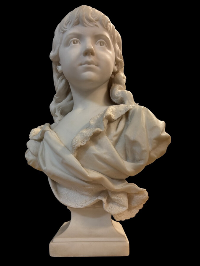 Elegant sculpture of a ‘young girl’ in Carrara marble, 19th century Beautiful, finely detailed bust in Carrara marble depicting a young girl . The sculpture is signed on the back by Jacques Boero.
