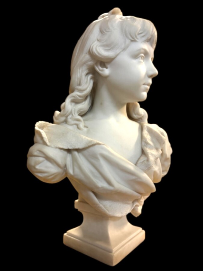 Elegant sculpture of a ‘young girl’ in Carrara marble, 19th century Beautiful, finely detailed bust in Carrara marble depicting a young girl . The sculpture is signed on the back by Jacques Boero.