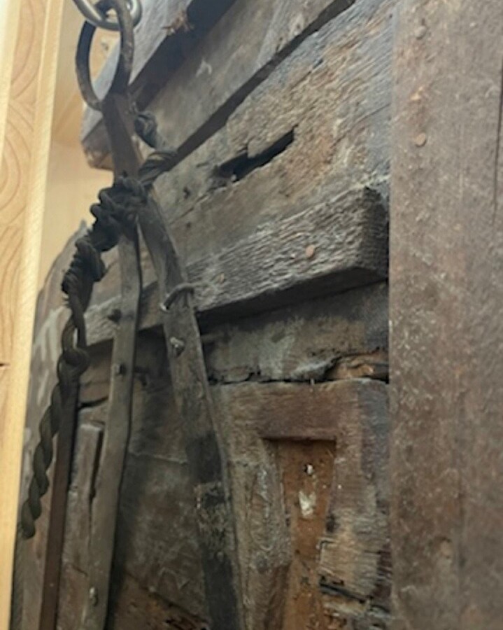 Exceptional, large Baroque castle mirror from the 17th century. Large sculpted mirror with a coat of arms cartouche. Baroque, Italy, 17th century. Height: 210 cm, width: 143 cm