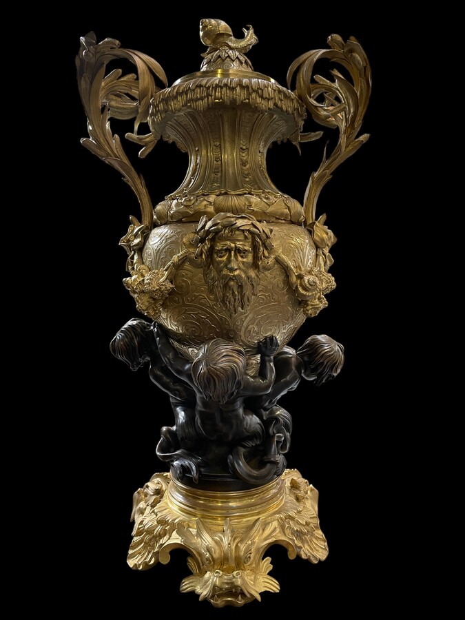Exceptional vase in bronze with figures , Mythological beasts ( 74 cm ) 19th century. Special lidded vase / centre piece decorated with figures and beasts of the 