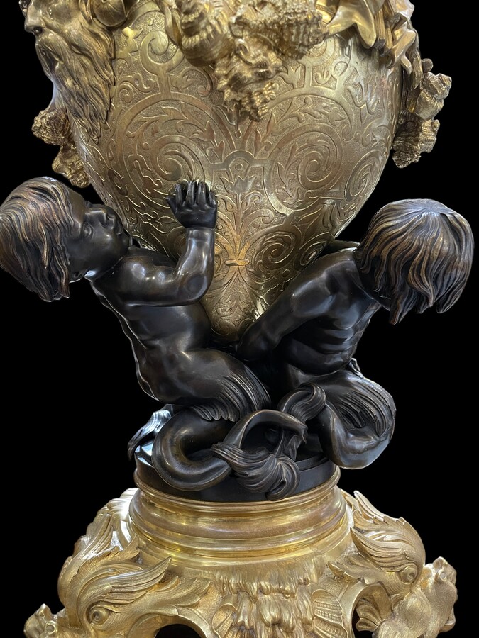 Exceptional vase in bronze with figures , Mythological beasts ( 74 cm ) 19th century. Special lidded vase / centre piece decorated with figures and beasts of the 