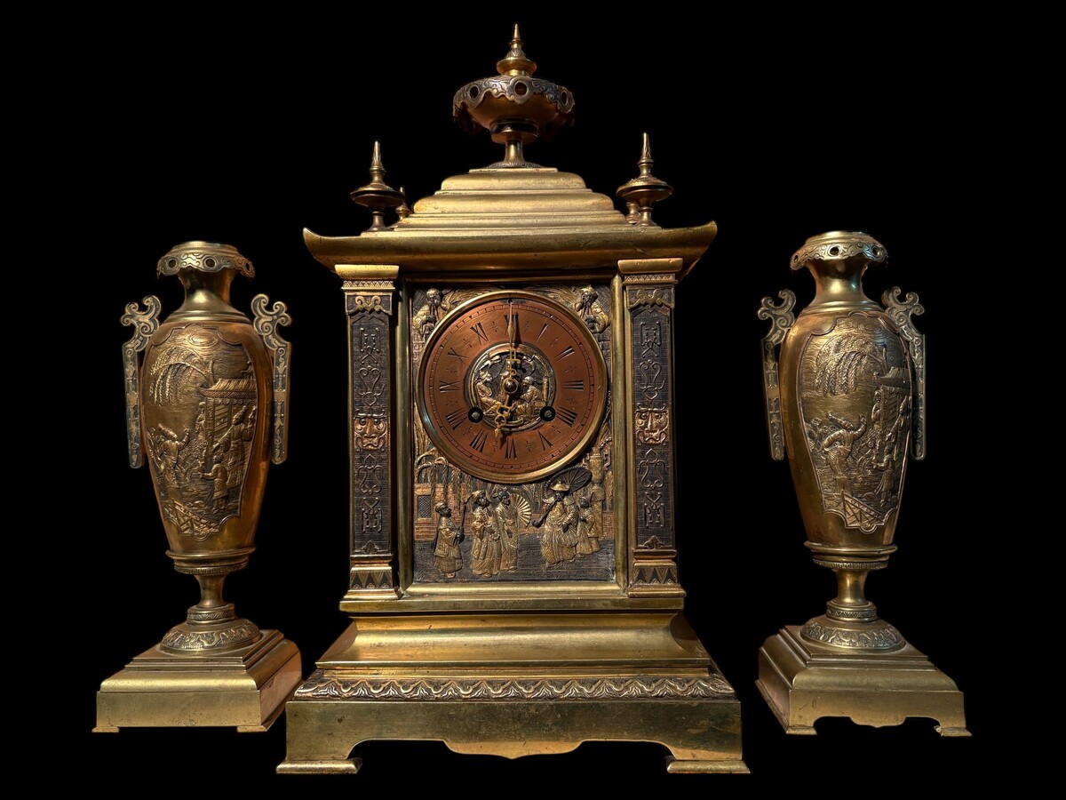 Japanese-style bronze ‘Pagoda’ mantelpiece, 19thC. High-quality, finely cast bronze mantelpiece comprising a pagoda-shaped clock and two magnificent incense burners. The interior is equipped with a gong. 