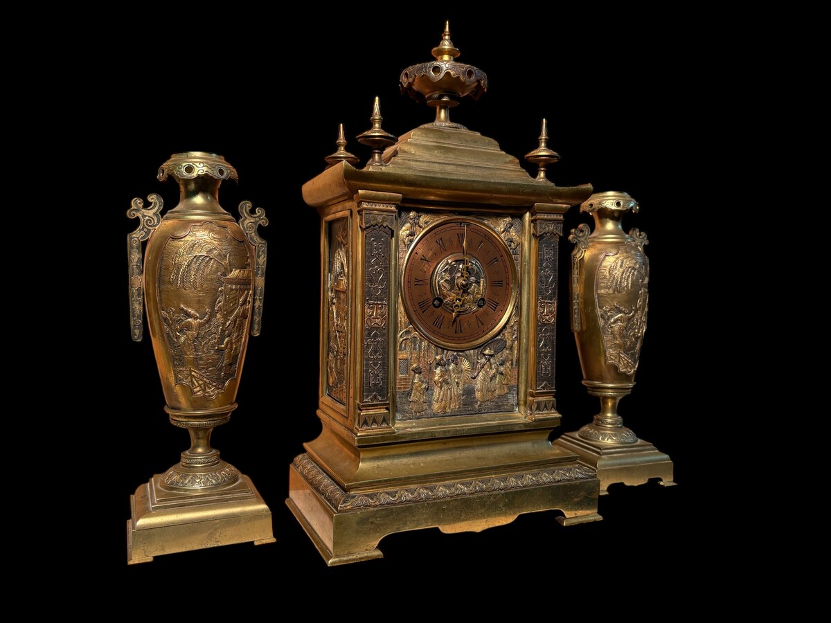 Japanese-style bronze ‘Pagoda’ mantelpiece, 19thC. High-quality, finely cast bronze mantelpiece comprising a pagoda-shaped clock and two magnificent incense burners. The interior is equipped with a gong. 