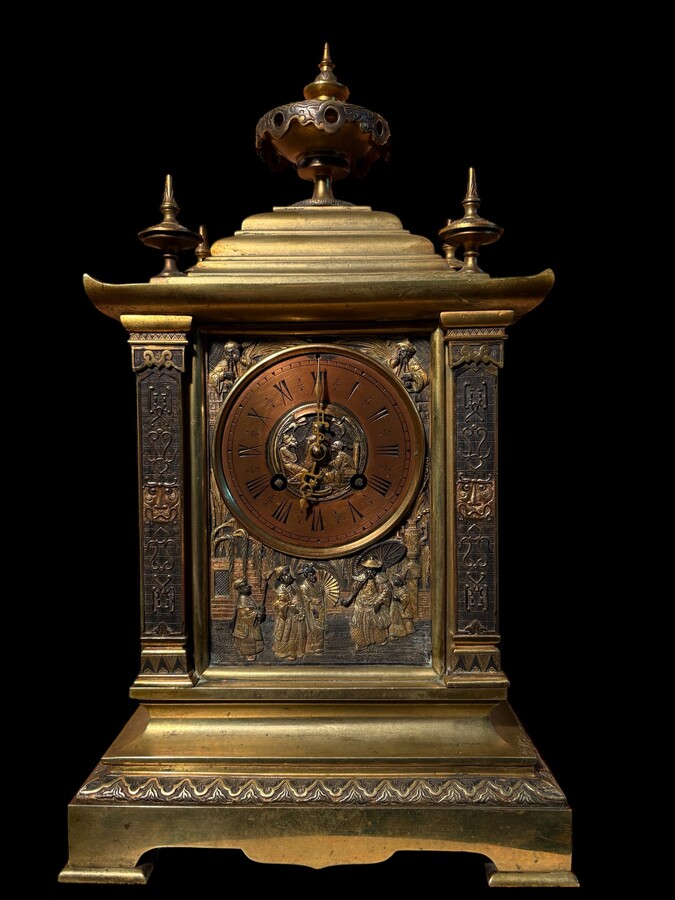 Japanese-style bronze ‘Pagoda’ mantelpiece, 19thC. High-quality, finely cast bronze mantelpiece comprising a pagoda-shaped clock and two magnificent incense burners. The interior is equipped with a gong. 