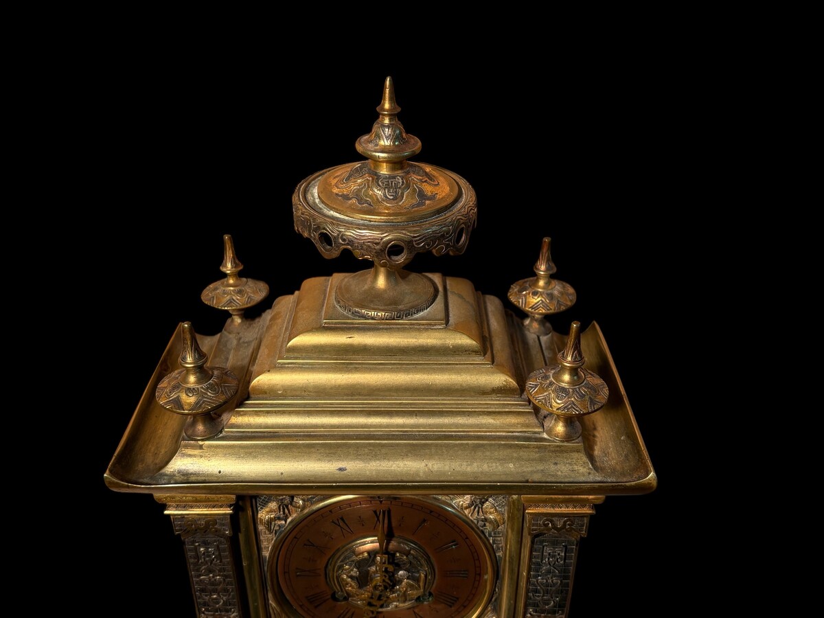 Japanese-style bronze ‘Pagoda’ mantelpiece, 19thC. High-quality, finely cast bronze mantelpiece comprising a pagoda-shaped clock and two magnificent incense burners. The interior is equipped with a gong. 