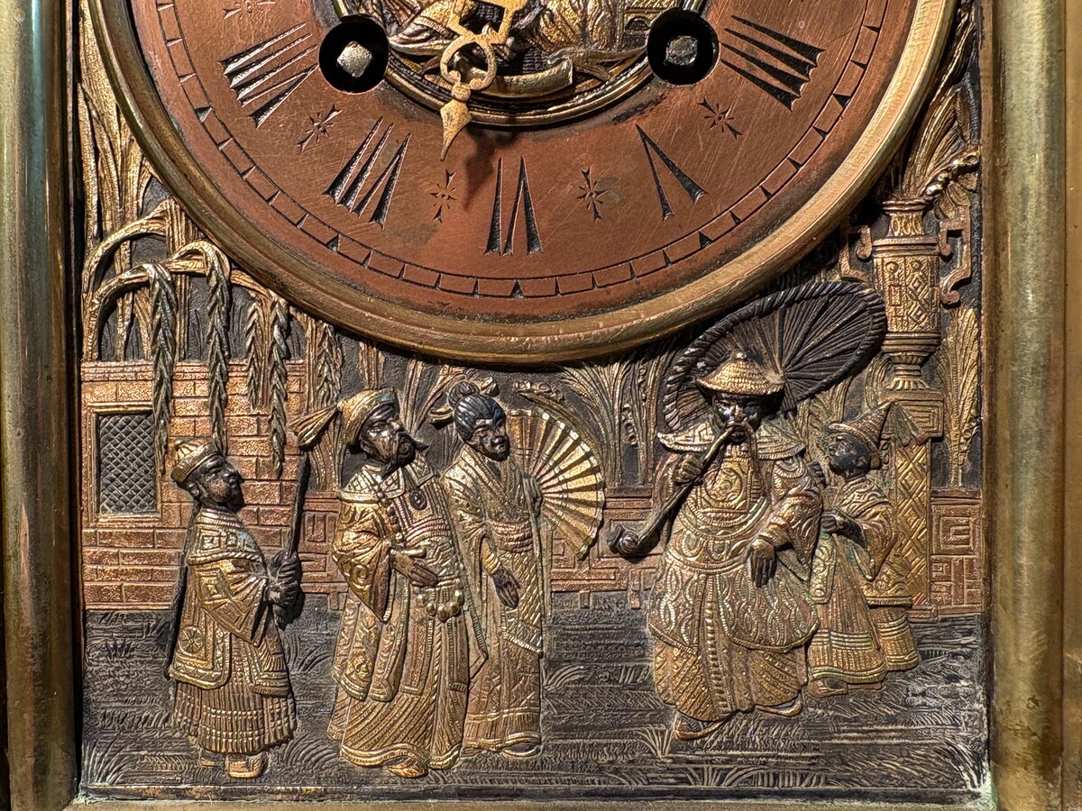 Japanese-style bronze ‘Pagoda’ mantelpiece, 19thC. High-quality, finely cast bronze mantelpiece comprising a pagoda-shaped clock and two magnificent incense burners. The interior is equipped with a gong. 