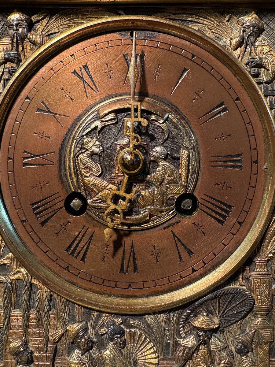 Japanese-style bronze ‘Pagoda’ mantelpiece, 19thC. High-quality, finely cast bronze mantelpiece comprising a pagoda-shaped clock and two magnificent incense burners. The interior is equipped with a gong. 
