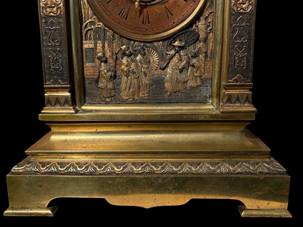 Japanese-style bronze ‘Pagoda’ mantelpiece, 19thC. High-quality, finely cast bronze mantelpiece comprising a pagoda-shaped clock and two magnificent incense burners. The interior is equipped with a gong. 