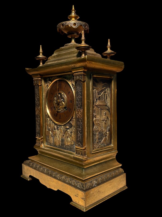 Japanese-style bronze ‘Pagoda’ mantelpiece, 19thC. High-quality, finely cast bronze mantelpiece comprising a pagoda-shaped clock and two magnificent incense burners. The interior is equipped with a gong. 