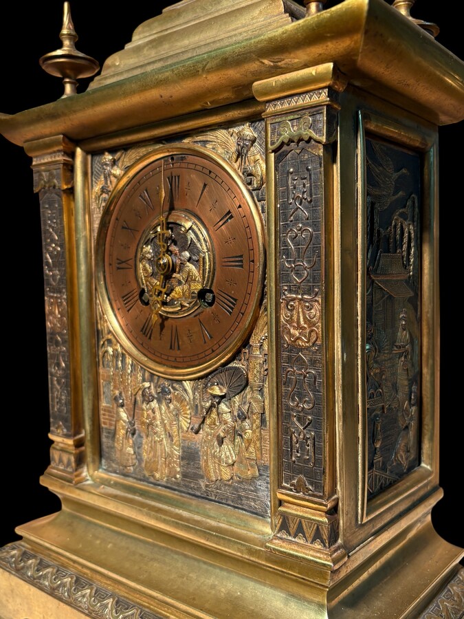 Japanese-style bronze ‘Pagoda’ mantelpiece, 19thC. High-quality, finely cast bronze mantelpiece comprising a pagoda-shaped clock and two magnificent incense burners. The interior is equipped with a gong. 