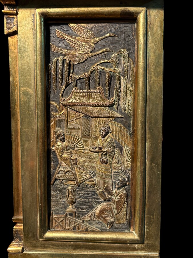 Japanese-style bronze ‘Pagoda’ mantelpiece, 19thC. High-quality, finely cast bronze mantelpiece comprising a pagoda-shaped clock and two magnificent incense burners. The interior is equipped with a gong. 