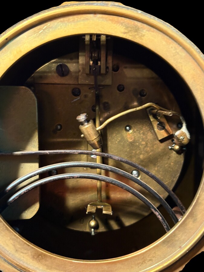 Japanese-style bronze ‘Pagoda’ mantelpiece, 19thC. High-quality, finely cast bronze mantelpiece comprising a pagoda-shaped clock and two magnificent incense burners. The interior is equipped with a gong. 