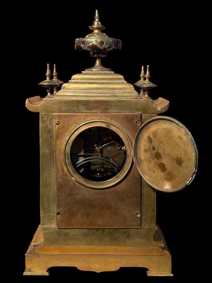 Japanese-style bronze ‘Pagoda’ mantelpiece, 19thC. High-quality, finely cast bronze mantelpiece comprising a pagoda-shaped clock and two magnificent incense burners. The interior is equipped with a gong. 