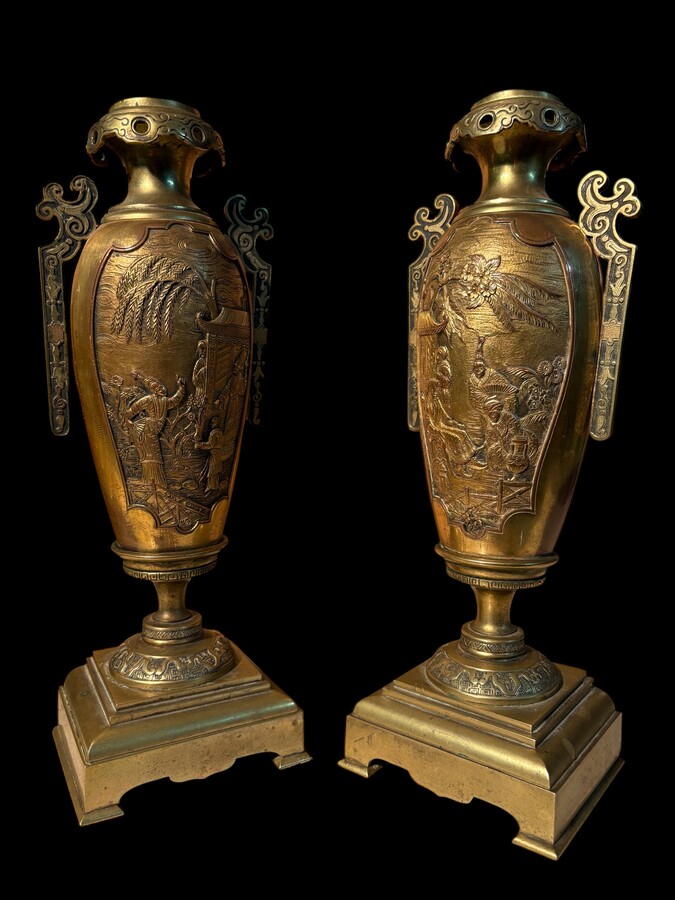 Japanese-style bronze ‘Pagoda’ mantelpiece, 19thC. High-quality, finely cast bronze mantelpiece comprising a pagoda-shaped clock and two magnificent incense burners. The interior is equipped with a gong. 