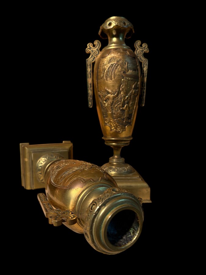 Japanese-style bronze ‘Pagoda’ mantelpiece, 19thC. High-quality, finely cast bronze mantelpiece comprising a pagoda-shaped clock and two magnificent incense burners. The interior is equipped with a gong. 