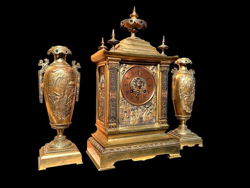 Japanese-style bronze ‘Pagoda’ mantelpiece, 19thC. High-quality, finely cast bronze mantelpiece comprising a pagoda-shaped clock and two magnificent incense burners. The interior is equipped with a gong.