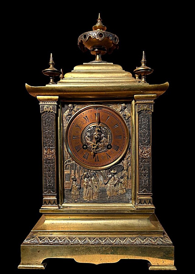 Japanese-style bronze ‘Pagoda’ mantelpiece, 19thC. High-quality, finely cast bronze mantelpiece comprising a pagoda-shaped clock and two magnificent incense burners. The interior is equipped with a gong.