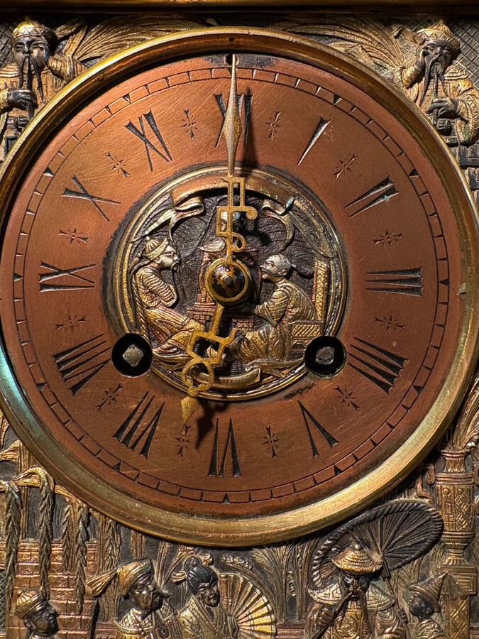 Japanese-style bronze ‘Pagoda’ mantelpiece, 19thC. High-quality, finely cast bronze mantelpiece comprising a pagoda-shaped clock and two magnificent incense burners. The interior is equipped with a gong.