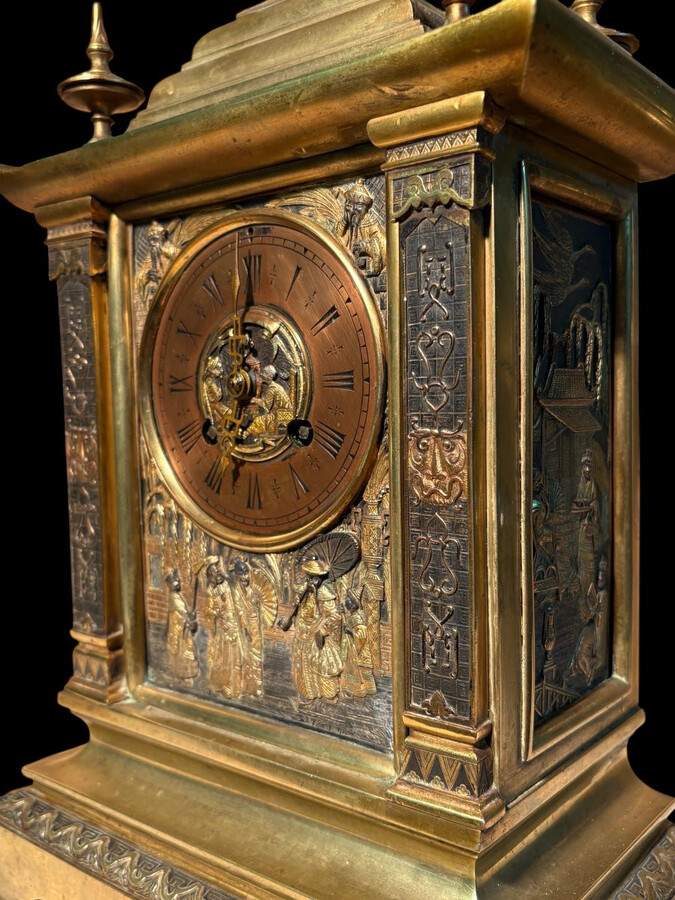 Japanese-style bronze ‘Pagoda’ mantelpiece, 19thC. High-quality, finely cast bronze mantelpiece comprising a pagoda-shaped clock and two magnificent incense burners. The interior is equipped with a gong.