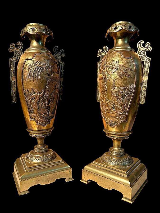 Japanese-style bronze ‘Pagoda’ mantelpiece, 19thC. High-quality, finely cast bronze mantelpiece comprising a pagoda-shaped clock and two magnificent incense burners. The interior is equipped with a gong.