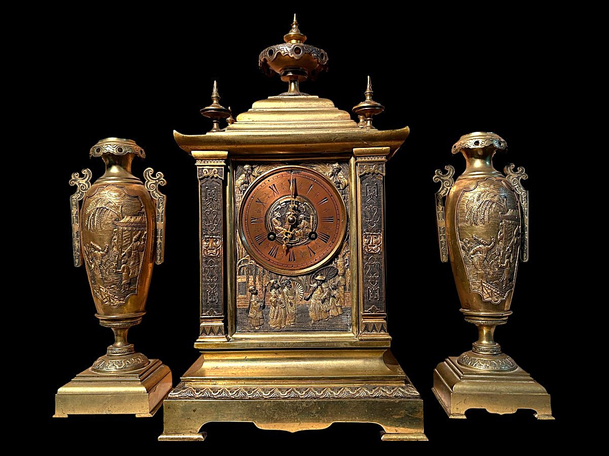 Japanese-style bronze ‘Pagoda’ mantelpiece, 19thC. High-quality, finely cast bronze mantelpiece comprising a pagoda-shaped clock and two magnificent incense burners. The interior is equipped with a gong.